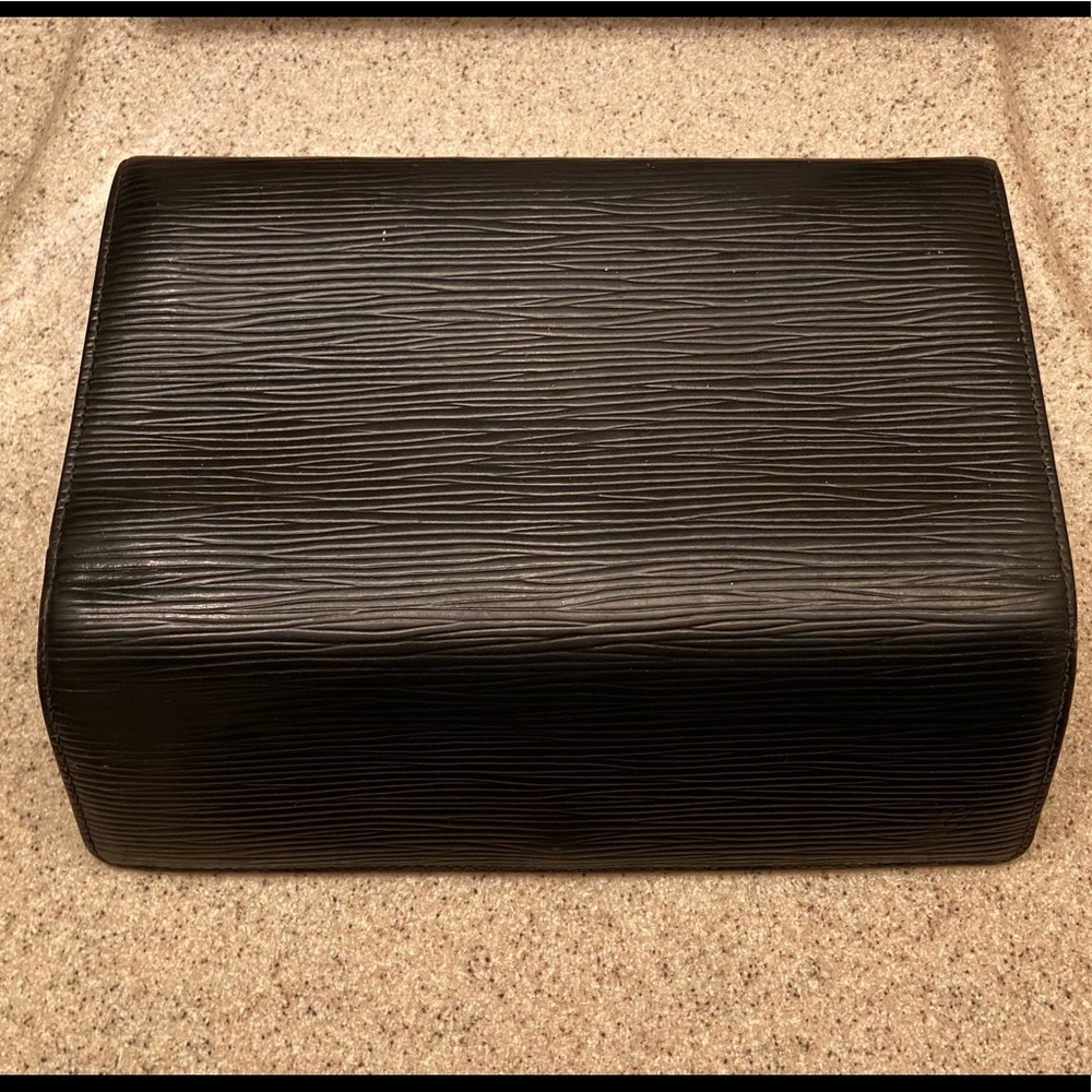 Authentic Louis Vuitton Black Epi Sarah Wallet - Picture 2 of 11